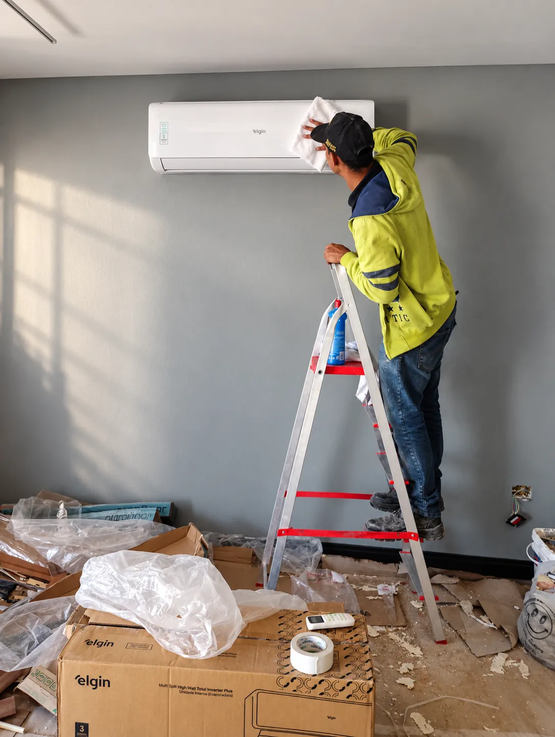 Técnico da Artífice fazendo a limpeza final de um split Elgin recém-instalado