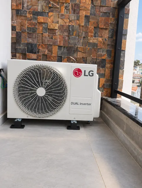 Condensadora LG Dual Inverter na varanda com parede de pedra