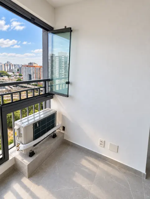 Condensadora instalada na área técnica de um prédio com vista para a cidade