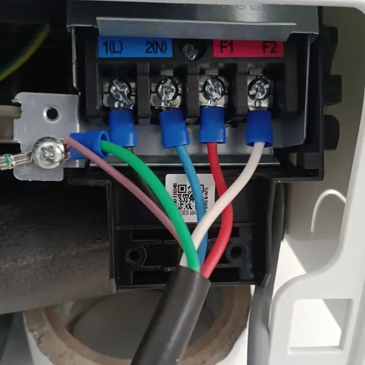 Bornes de força e comunicação F1 F2 de uma condensadora Daikin