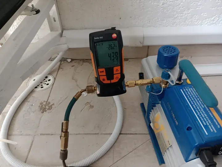 Bomba de vácuo ligada ao vacuômetro digital durante a instalação