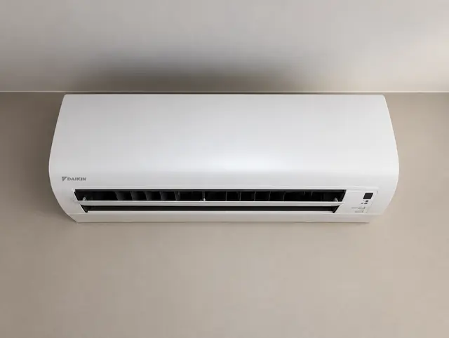 Evaporadora Daikin instalada em parede bege